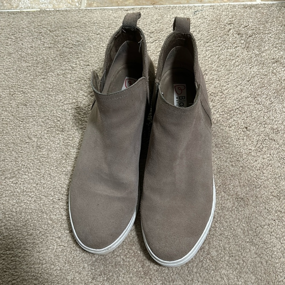 Blondo waterproof hidden wedge sneakers size 9